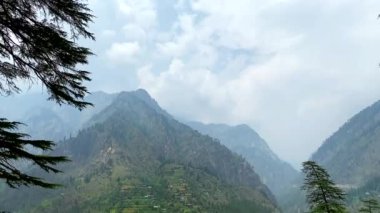 Manyakça, himachal pradesh, Hindistan 'daki Parvati vadisinde küçük köyler ve renkli yerel evler..