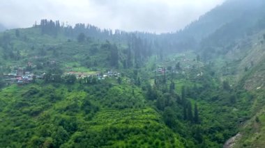 Manyakça, himachal pradesh, Hindistan 'daki Parvati vadisinde küçük köyler ve renkli yerel evler..