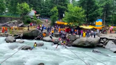 Manali, Himachal Pradesh, Hindistan, 2 Temmuz 2022. Manalis, Himachal Pradesh, Hindistan 'da Manalsu Nehri' ni geçen insanlar iple asılıyor.