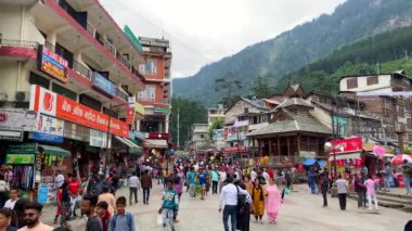 Manali, Himachal Pradesh, Hindistan, 2 Temmuz 2022. Alışveriş merkezi yolu Manali himachal pradesh, Hindistan 'ın en ünlü yerlerinden biridir..