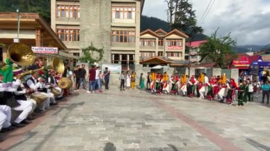 Manali, Himachal Pradesh, Hindistan, 2 Temmuz 2022. Kullu ve Manali dansçıları geleneksel kıyafetle dans ediyorlar (Chola Kalgi) Manali alışveriş yolu zengin kullu manali kültürünü temsil ediyor..