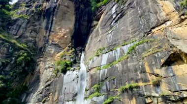 Manali, Himachal Pradesh, Hindistan, 3 Temmuz 2022. Jogini Şelalesi 'nin etrafı Himalayalar' daki sedir ormanlarıyla çevrili. Manali, Himachal Pradesh, Hindistan.