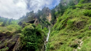 Jogini Şelalesi 'nin etrafı Himalayalar' daki sedir ormanlarıyla çevrili. Manali, Himachal Pradesh, Hindistan..
