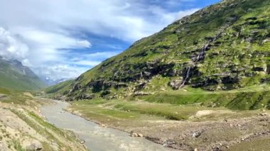 Himalaya dağlarının ve Şelalenin güzel manzarası... Lahaul 'daki Khoksar' da, Leh Manali otoyolu Himachal Pradesh, Hindistan 'da.