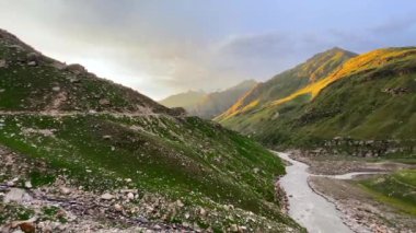 Himalaya dağlarının ve Chenab nehrinin güzel manzarası. Lahaul, gramphu-batal-kaza road himachal pradesh, Hindistan 'da..