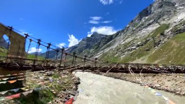 Chenab Köprüsü, Chhatru, Lahaul, Himachal Pradesh Hindistan 'daki Gramphu-batal-kaza yolunun ortasında yer alan çelik asma köprüdür.
