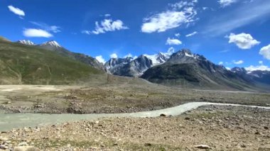 Himalayalar 'ın batal ve chenab nehirlerindeki manzarası Lahaul, gramphu-batal-kaza road himachal pradesh, Hindistan