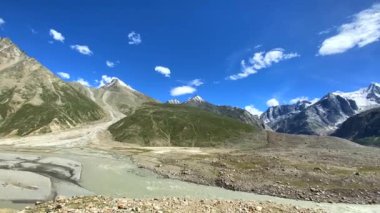 Himalayalar 'ın batal ve chenab nehirlerindeki manzarası Lahaul, gramphu-batal-kaza road himachal pradesh, Hindistan