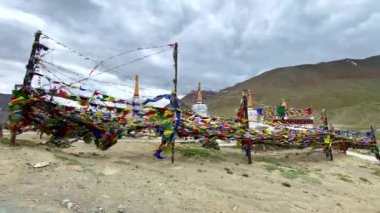 Kunzum geçidi 4.590 metrede Himalayalar 'ın kunzum dağlarında yüksek bir dağ geçididir. Spiti, Himachal Pradesh, Hindistan 'daki Kunzum Geçidi' nde duacı bayraklarının görüntüsü.