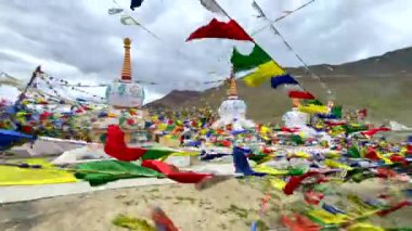 Kunzum geçidi 4.590 metrede Himalayalar 'ın kunzum dağlarında yüksek bir dağ geçididir. Spiti, Himachal Pradesh, Hindistan 'daki Kunzum Geçidi' nde duacı bayraklarının görüntüsü.