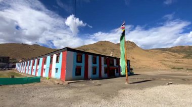 Komic köyünde Himalaya dağlarıyla birlikte Komic Manastırı. Hindistan 'ın Himachal Pradesh kentindeki dünyanın en yüksek otomobil köyü..