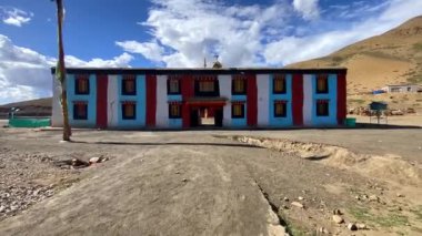 Komic, Himachal Pradesh, Hindistan, 8 Temmuz 2022. Hindistan 'ın Himachal Pradesh kentindeki Komic köyünde Himalaya Dağları ile birlikte Komic Manastırı..