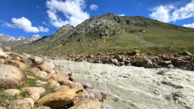 Himalaya 'nın Jilang' daki dağ manzarası Lahaul 'daki Chenab nehri, gramphu-batal-kaza yolu himachal pradesh, Hindistan