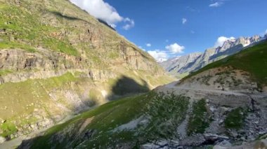 Akşamları güzel Himalaya dağ manzarası şelale ve Chenab nehri Bashisht, gramphu-batal-kaza road lahaul himachal pradesh, Hindistan.