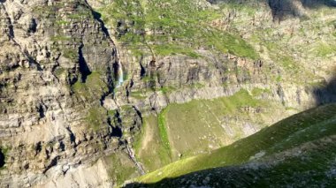 Akşamları güzel Himalaya dağ manzarası şelale ve Chenab nehri Bashisht, gramphu-batal-kaza road lahaul himachal pradesh, Hindistan.