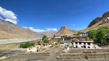 Kee manastırının köyden görünüşü, Hindistan 'ın başkenti Himachal Pradesh' teki Spiti Vadisi 'nde bulunan Spiti Nehri' ne 4.166 metre uzaklıkta bulunan en büyük Tibet Budist manastırı..