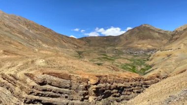 Uzak mesafedeki Chicham köyü ve Spiti vadisi Hindistan 'ın başkenti Himachal Pradesh yakınlarında yaz aylarında açık gökyüzü altında yüksek Himalayalar tarafından izole edilmiştir..