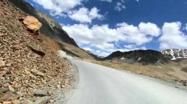 Güzel Himalaya dağları Zzing Bar Yolu 'nda ladakh' a akşam üzeri Lahul 'daki buzulun tepesinde Himachal Pradesh, Hindistan' da.