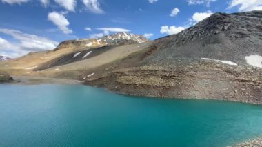 Suraj tal, lahaul ve spiti vadilerinde tso kamtsi veya surya tal olarak da bilinir, eriyen karla ve Kuzey Hindistan 'da parlak mavi suyla kaplı güzel yüksek dağ sırası..