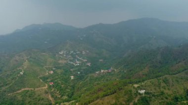 Himalaya dağlarının Hindistan 'ın Himachal Pradesh kentindeki Solan yakınlarındaki Arki' deki hava manzarası.