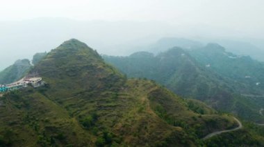 Himalaya dağlarının Hindistan 'ın Himachal Pradesh kentindeki Solan yakınlarındaki Arki' deki hava manzarası.