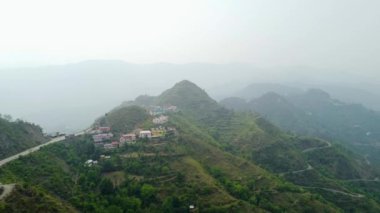 Himalaya dağlarının Hindistan 'ın Himachal Pradesh kentindeki Solan yakınlarındaki Arki' deki hava manzarası.
