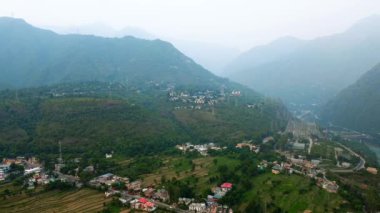Himalaya Dağları 'nın ve Hindistan' ın Himachal Pradesh eyaletindeki Bilaspur 'daki Sutlej Nehri' nin havadan görünüşü..