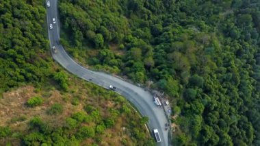 Shimla 'dan yaklaşık 15 kilometre uzaklıktaki Solan ilçesindeki Shoghi küçük banliyö kasabasının havadan görünüşü ünlü Kalka-Shimla demiryolu ve Himachal Pradesh Hindistan' daki ulusal otoyol boyunca uzanır..