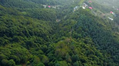 Shimla 'dan yaklaşık 15 kilometre uzaklıktaki Solan ilçesindeki Shoghi küçük banliyö kasabasının havadan görünüşü ünlü Kalka-Shimla demiryolu ve Himachal Pradesh Hindistan' daki ulusal otoyol boyunca uzanır..