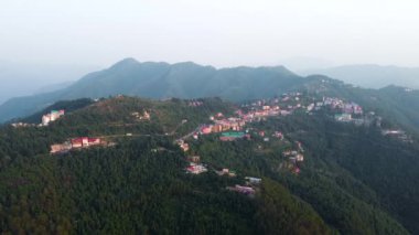 Shimla 'dan yaklaşık 15 kilometre uzaklıktaki Solan ilçesindeki Shoghi küçük banliyö kasabasının havadan görünüşü ünlü Kalka-Shimla demiryolu ve Himachal Pradesh Hindistan' daki ulusal otoyol boyunca uzanır..