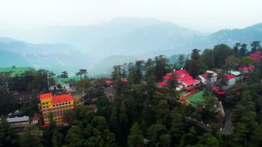 Hindistan, Himachal Pradesh 'in başkenti Shimla' nın havadan görünüşü. Bir yamaçta ikamet ediyor. Shimla, himachal pradesh, Hindistan.