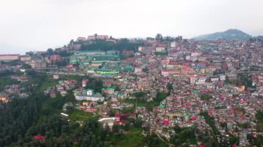 Hindistan, Himachal Pradesh 'in başkenti Shimla' nın havadan görünüşü. Bir yamaçta ikamet ediyor. Shimla, himachal pradesh, Hindistan.