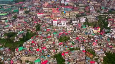 Shimla, Himachal Pradesh, Hindistan, 25 Haziran 2022. Hindistan, Himachal Pradesh 'in başkenti Shimla' nın havadan görünüşü. Tepenin yamacındaki Shimla, Himachal Pradesh, Hindistan..