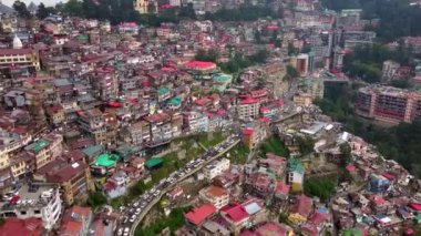 Shimla, Himachal Pradesh, Hindistan, 25 Haziran 2022. Hindistan, Himachal Pradesh 'in başkenti Shimla' nın havadan görünüşü. Tepenin yamacındaki Shimla, Himachal Pradesh, Hindistan..