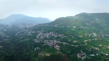 Solan 'ın, Himachal Pradesh' in, Hindistan 'ın güzel şehir manzarası. Solan şehri, Hindistan 'ın Himalayaları arasında yer alan Himachal Pradesh' in sanayi merkezi..