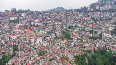 Hindistan, Himachal Pradesh 'in başkenti Shimla' nın havadan görünüşü. Bir yamaçta ikamet ediyor. Shimla, himachal pradesh, Hindistan.