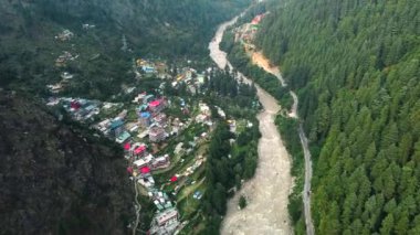 Kasol Himachal Pradesh 'deki Himalaya dağlarının hava manzarası. Kasol, Himachal Pradesh, Hindistan 'daki Parvati Vadisi tepelerinde küçük köyler ve renkli yerel evler..