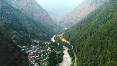Kasol Himachal Pradesh 'deki Himalaya dağlarının hava manzarası. Kasol, Himachal Pradesh, Hindistan 'daki Parvati Vadisi tepelerinde küçük köyler ve renkli yerel evler..