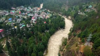 Kasol Himachal Pradesh 'deki Himalaya dağlarının hava manzarası. Kasol, Himachal Pradesh, Hindistan 'daki Parvati Vadisi tepelerinde küçük köyler ve renkli yerel evler..