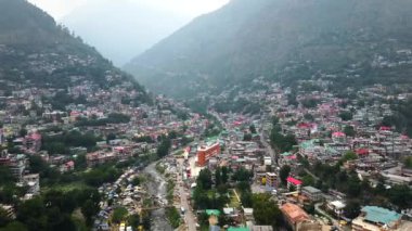 Kullu, Himachal Pradesh, Hindistan, 28 Haziran 2022. Himachal Pradesh Hindistan 'daki Kullu Vadisi' ndeki Beas Nehri ve Himalaya Dağları 'na bakan Kellu kasabasının havadan görünüşü..