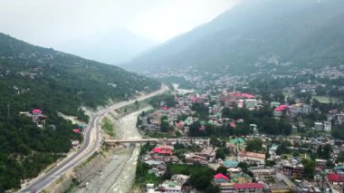 Kullu, Himachal Pradesh, Hindistan, 28 Haziran 2022. Himachal Pradesh Hindistan 'daki Kullu Vadisi' ndeki Beas Nehri ve Himalaya Dağları 'na bakan Kellu kasabasının havadan görünüşü..