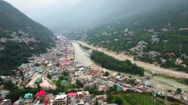 Kullu, Himachal Pradesh, Hindistan, 28 Haziran 2022. Himachal Pradesh Hindistan 'daki Kullu Vadisi' ndeki Beas Nehri ve Himalaya Dağları 'na bakan Kellu kasabasının havadan görünüşü..