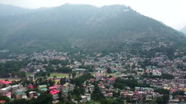 Himachal Pradesh Hindistan 'daki Kullu Vadisi' ndeki Kkullu Kasabası ve Himalaya Dağı 'nın havadan görünüşü..