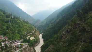 Hindistanın Himachal Pradesh eyaletindeki Parvati Vadisi 'ndeki Parvati nehri ve yerel evleri ile Manyakların hava manzarası..