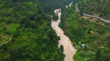 Hindistanın Himachal Pradesh eyaletindeki Parvati Vadisi 'ndeki Parvati nehri ve yerel evleri ile Manyakların hava manzarası..