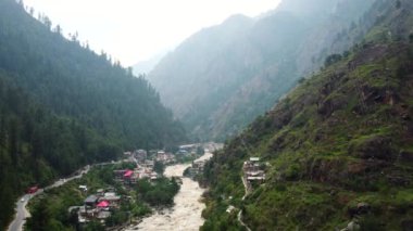 Hindistanın Himachal Pradesh eyaletindeki Parvati Vadisi 'ndeki Parvati nehri ve yerel evleri ile Manyakların hava manzarası..