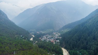 Kasol Himachal Pradesh 'deki Himalaya dağlarının hava manzarası. Kasol, Himachal Pradesh, Hindistan 'daki Parvati Vadisi tepelerinde küçük köyler ve renkli yerel evler..