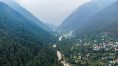 Kasol Himachal Pradesh 'deki Himalaya dağlarının hava manzarası. Kasol, Himachal Pradesh, Hindistan 'daki Parvati Vadisi tepelerinde küçük köyler ve renkli yerel evler..