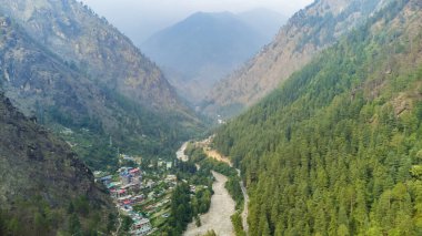 Kasol Himachal Pradesh 'deki Himalaya dağlarının hava manzarası. Kasol, Himachal Pradesh, Hindistan 'daki Parvati Vadisi tepelerinde küçük köyler ve renkli yerel evler..