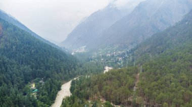 Kasol Himachal Pradesh 'deki Himalaya dağlarının hava manzarası. Kasol, Himachal Pradesh, Hindistan 'daki Parvati Vadisi tepelerinde küçük köyler ve renkli yerel evler..